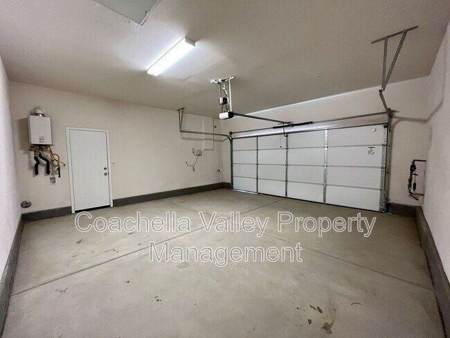 Building Photo - 11702 E Crescent St