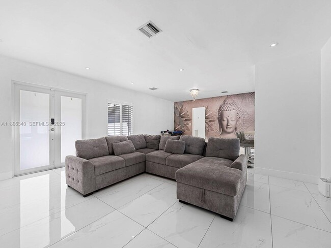 Building Photo - 6951 Miami Lakeway S