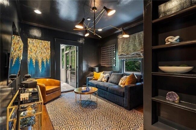 Building Photo - 663 Yorkshire Rd NE