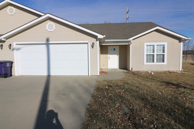 Building Photo - Amazing 4 Bedroom Duplex in Northeast Manh...
