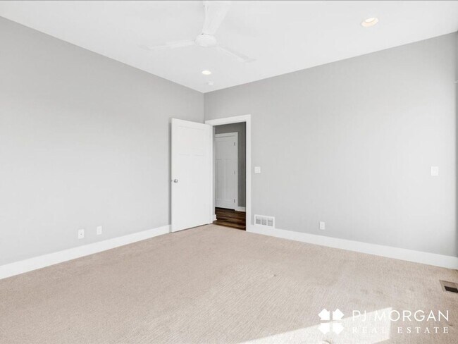 Building Photo - Tucked Away Yet Close to It All-Beautiful Elkhorn Rental has it all!