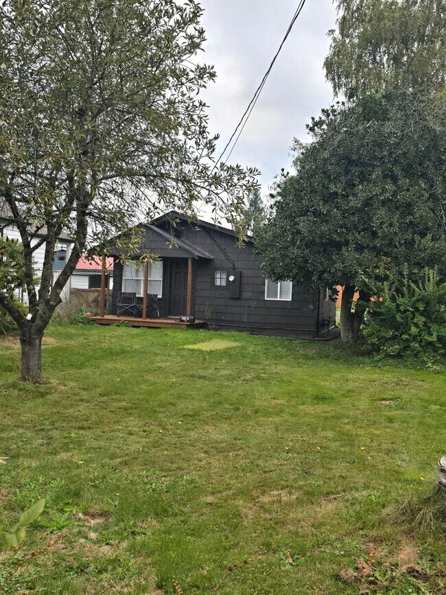 Building Photo - 1 Bedroom, 1 bathroom House