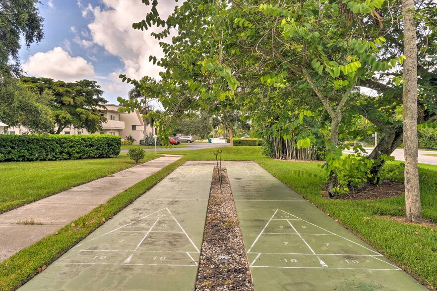Building Photo - 7452 W Country Club Dr N