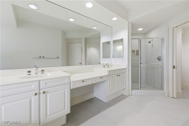 Building Photo - 8990 Bay Colony Dr