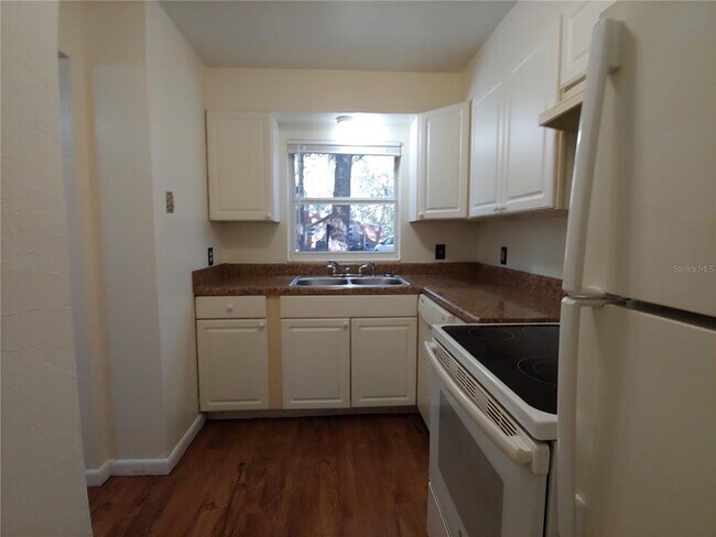 Building Photo - 208 NE 7th Pl