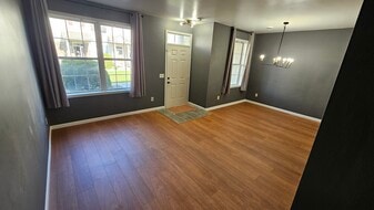 Building Photo - 10991 Oak Grove Cir