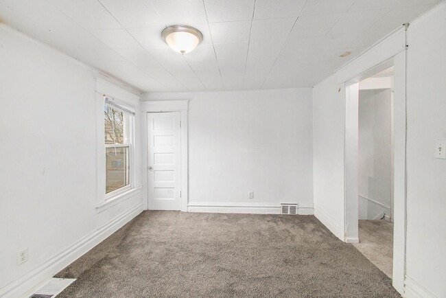 Building Photo - 147 Isbell St