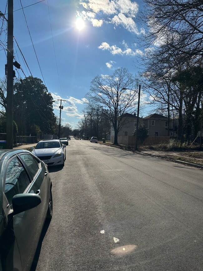 Building Photo - 2 bed house w Laundry, All electric, central HVAC, fenced yard, hardwoods