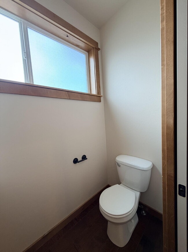 Building Photo - Beautiful 2 Bed, 1.5 Bath Townhouse with Bridger Views, Pets OK!