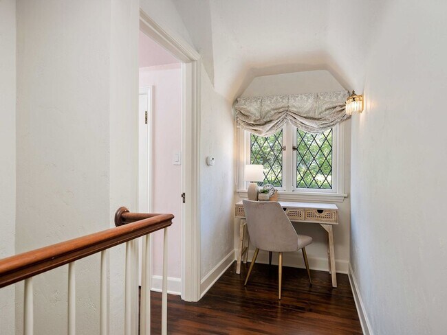 Building Photo - Gorgeous Victorian Home Ready to Rent! Hug...