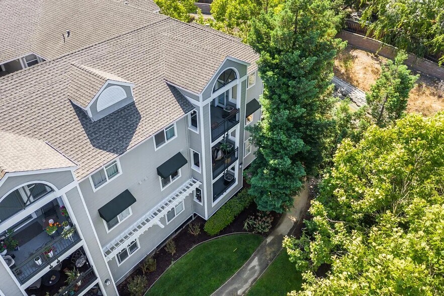 Building Photo - 1982 W Bayshore Rd