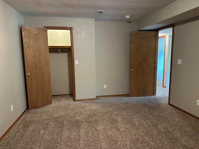 Building Photo - 4 Bed 2.5 Bath w/ Fenced Yard