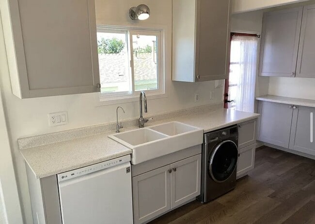Building Photo - Charming 2 Bed, 1 Bath Home with Modern Up...