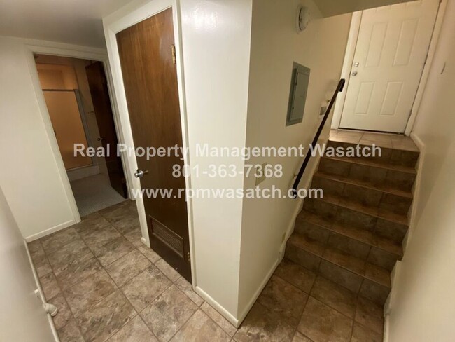 Building Photo - Spacious 3 bedroom, 1.5 bathroom condo in ...