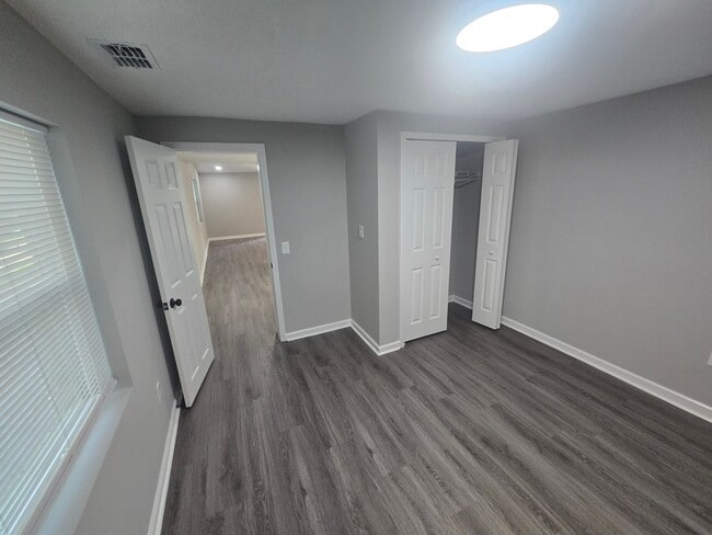 Building Photo - 9762 Bayview Ave