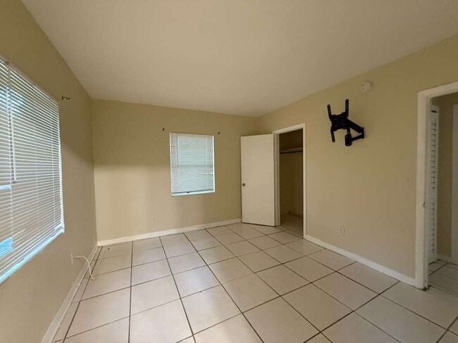 Building Photo - Large 5-2 house