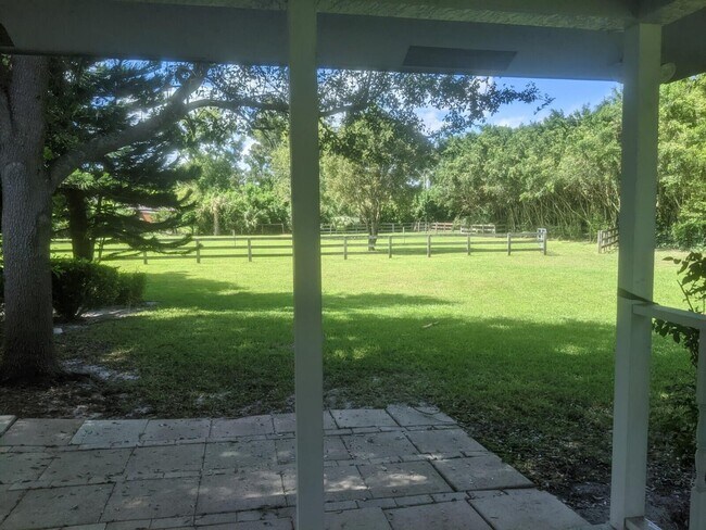 Building Photo - 819 Cindy Cir Ln