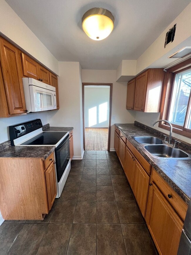 Building Photo - AVAILABLE JUNE 2025! HUGE 5 Bedroom, 2 Bath Home by UMD!