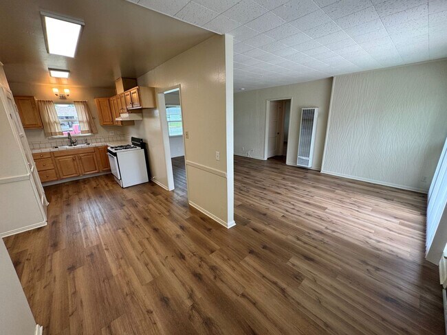 Building Photo - Quaint Midtown Home with New Wood Flooring & Large Yard!!