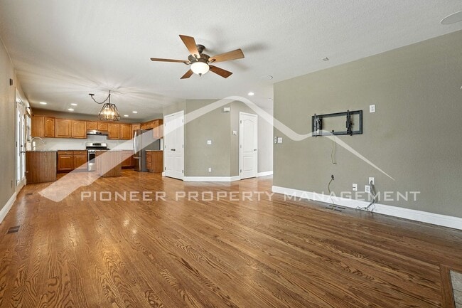 Building Photo - Stunning Home with Washer/Dryer and Centra...