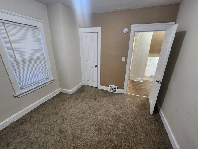 Building Photo - Charming 5-Bedroom Property in Prime Location (Section 8 vouchers Accepted)