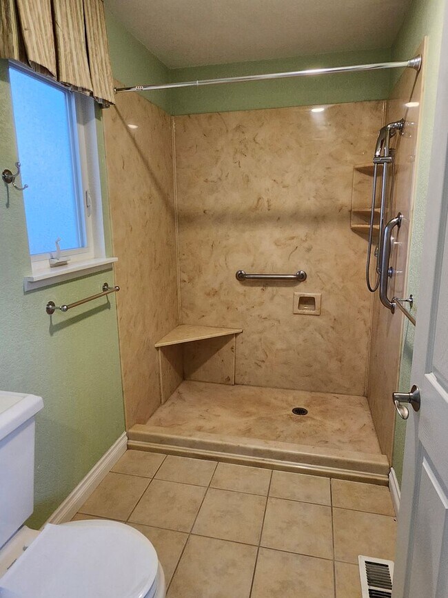 Building Photo - Centrally Located Richland Home, Close to Columbia Center Amenities!