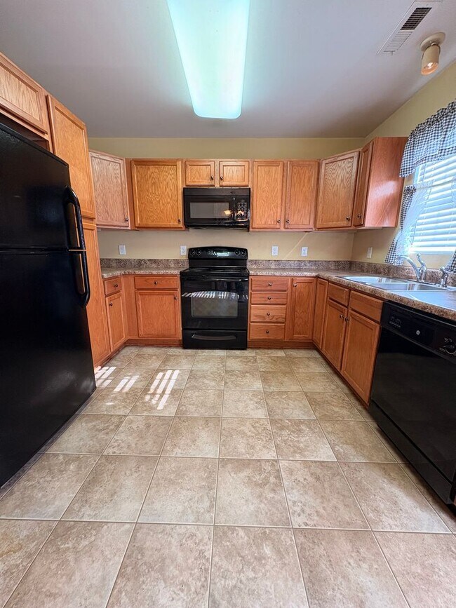 Building Photo - Updated 3 Bedroom Rental