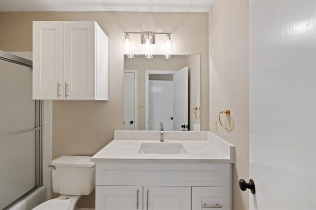 Building Photo - 203 E 31st St