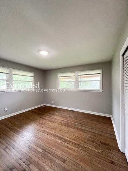 Building Photo - 405 Cedarvalley Dr