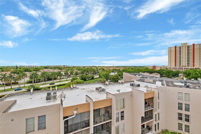 Building Photo - 9682 Fontainebleau Blvd