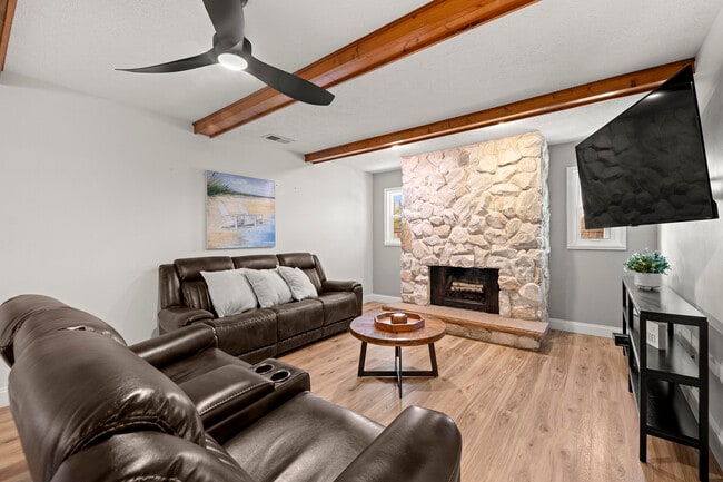 Building Photo - 762 SE River Ln