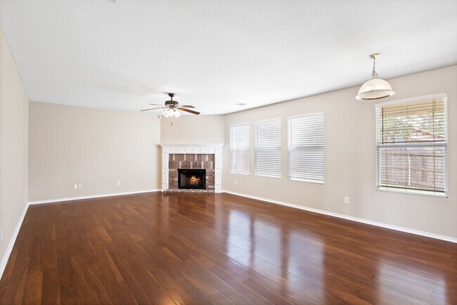 Building Photo - 3 Bedroom/2.5 Bath Bluffs of Lookout Canyon Subdivision