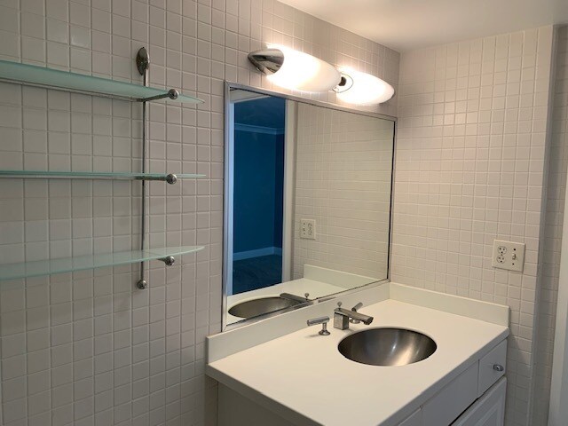 Master Bath - 400 E Colonial Dr