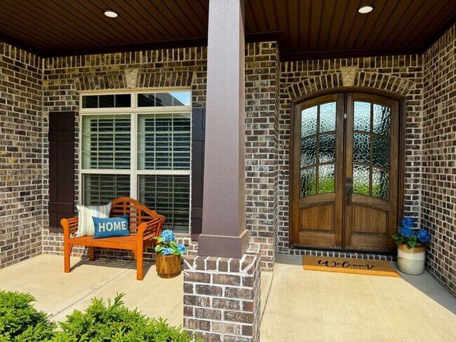 Building Photo - Spacious and luxurious with bonus room