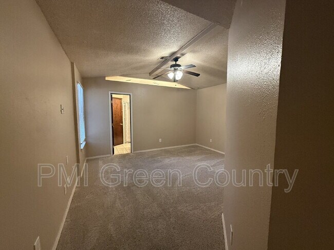 Building Photo - 1608 W Fort Worth St