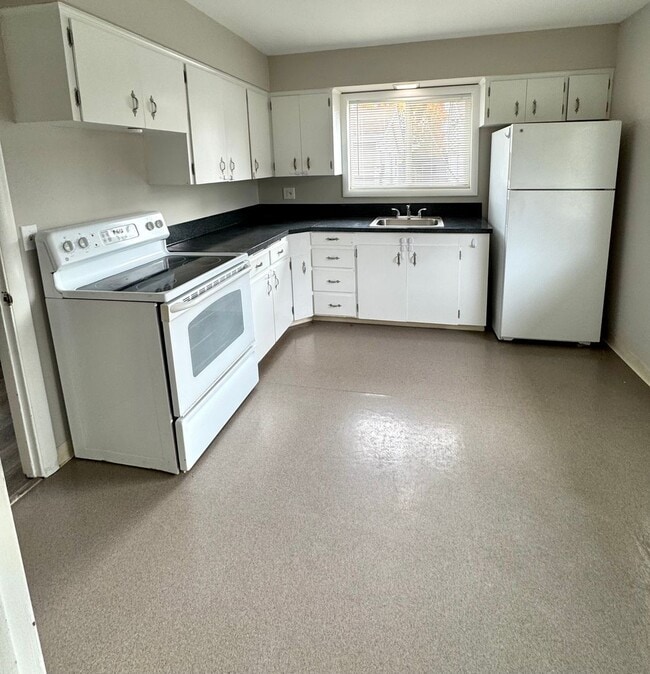 Building Photo - Large 2 Bed, 1 Bath Duplex Apartment with Parking