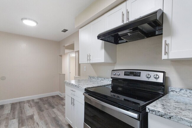 Building Photo - Spacious 4bdrm/1bath House ** $1,945.00 **...