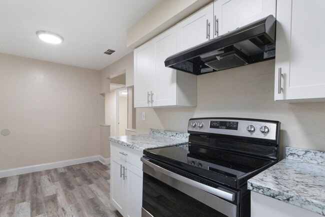Building Photo - Spacious 4bdrm/1bath House ** $1,995.00 **...