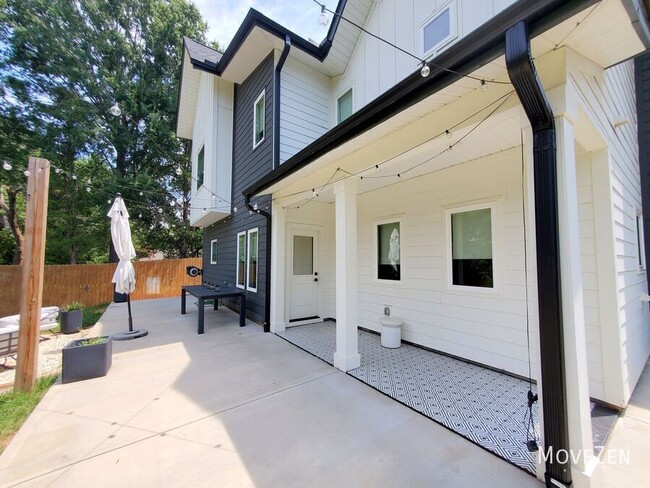 Building Photo - 5018 Double Lakes Dr