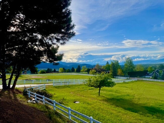 Building Photo - Very Large Ranch Style on South Hills