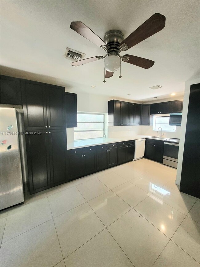 Building Photo - 1132 Moffett St