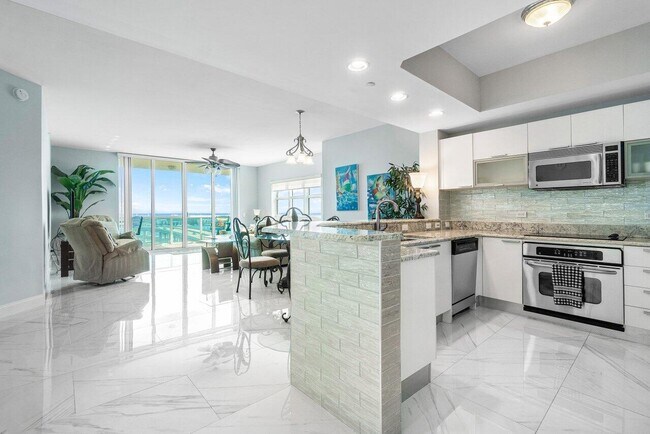 Building Photo - 2640 Lake Shore Dr