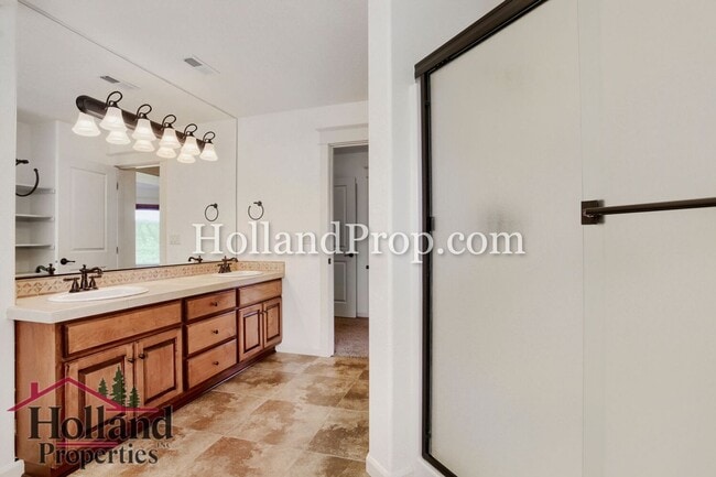 Building Photo - Spacious 4-Bedroom Portland Home with Fenced Yard, Fireplace & Modern Finishes!