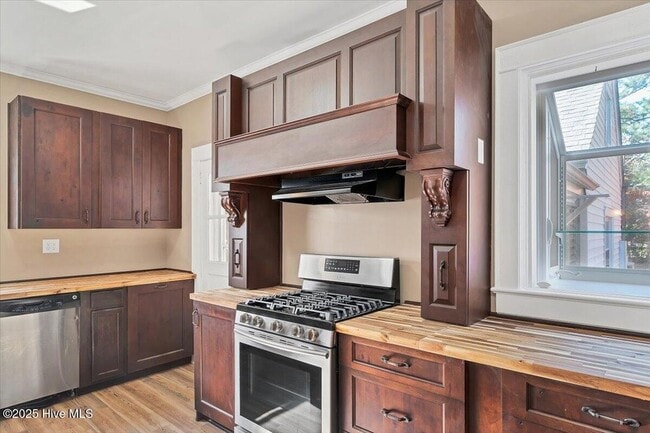 Building Photo - 300 Dogwood Ln