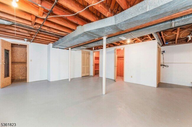 Building Photo - 115 Essex Rd