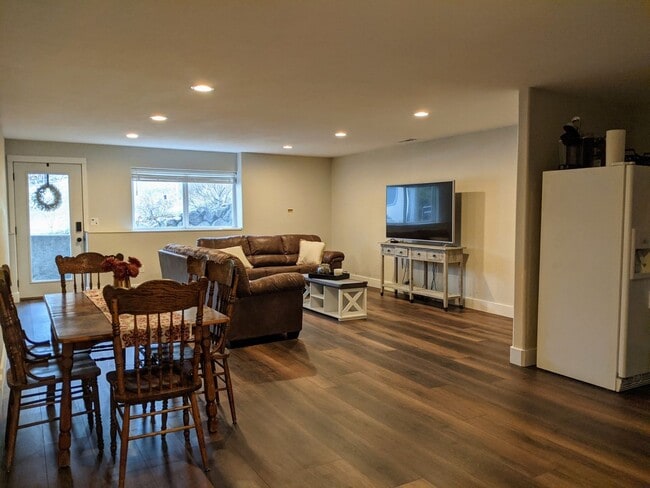 Building Photo - Spacious Multi-Generational Home with Stunning Views – 5 Bed, 3 Bath