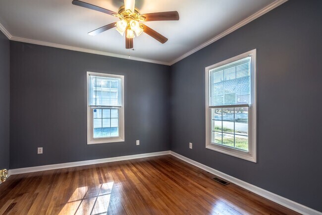 Building Photo - Cute home in Burlington with a fenced in b...