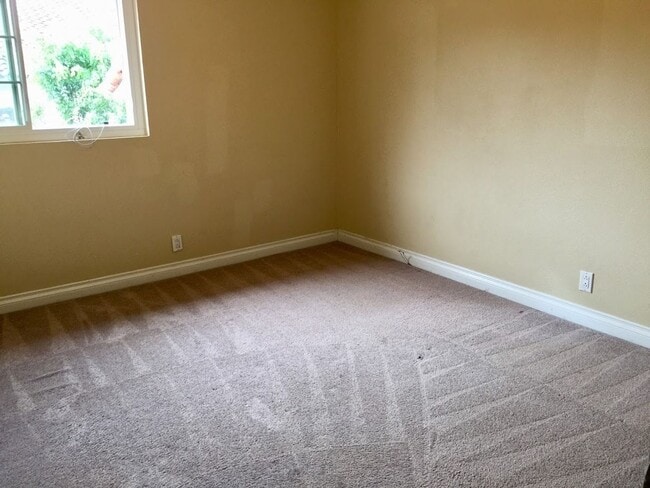 Building Photo - Escondido 3 Br Gated LOVELY Townhome 2 pat...