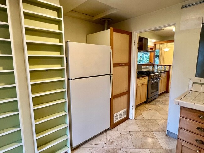 Building Photo - Haller Lake Home