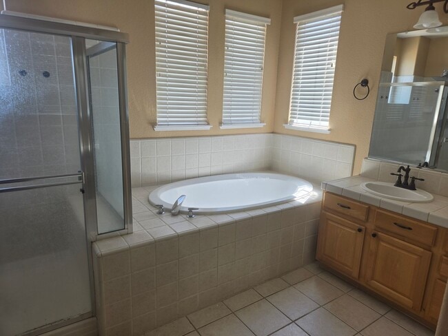 Building Photo - Stunning 4 Bed, 4 Bath Two-Story Home